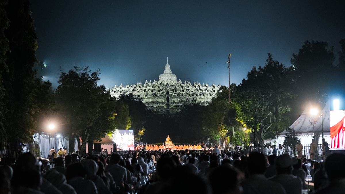 Ribuan lampion diterbangkan ke langit malam di Candi Borobudur saat perayaan Waisak 2025, menciptakan suasana damai dan sakral di Magelang.