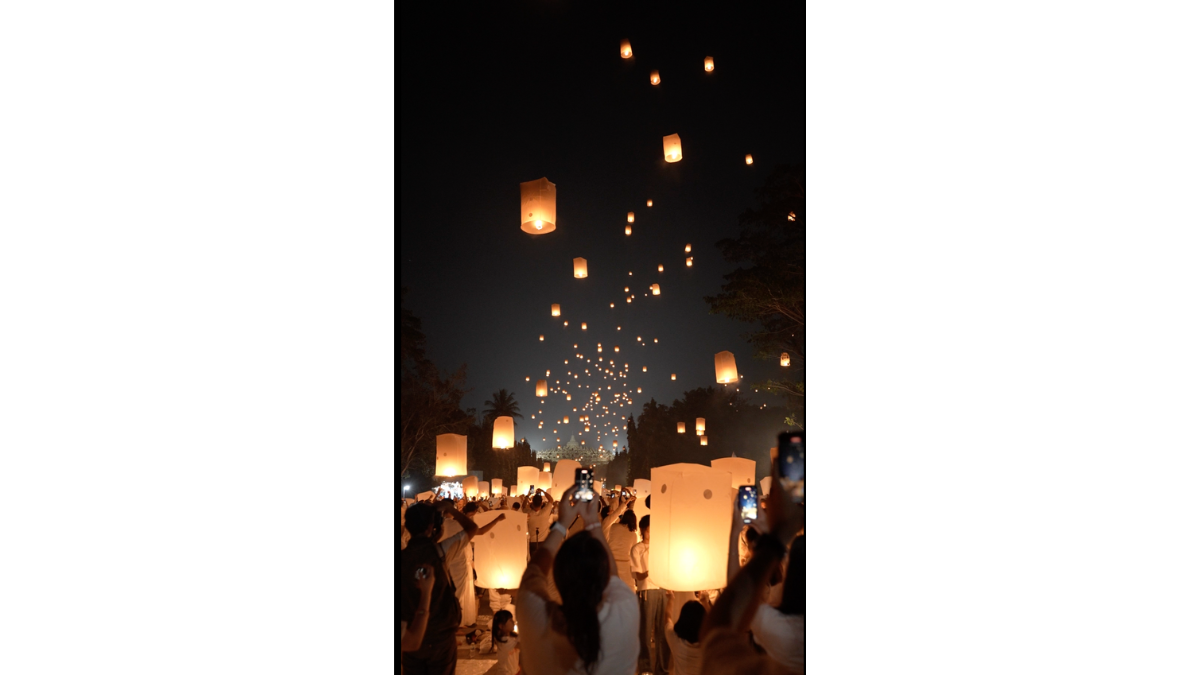 Pemandangan Candi Borobudur dihiasi cahaya lampion saat malam Waisak, menjadi daya tarik wisata spiritual dan budaya di Magelang.