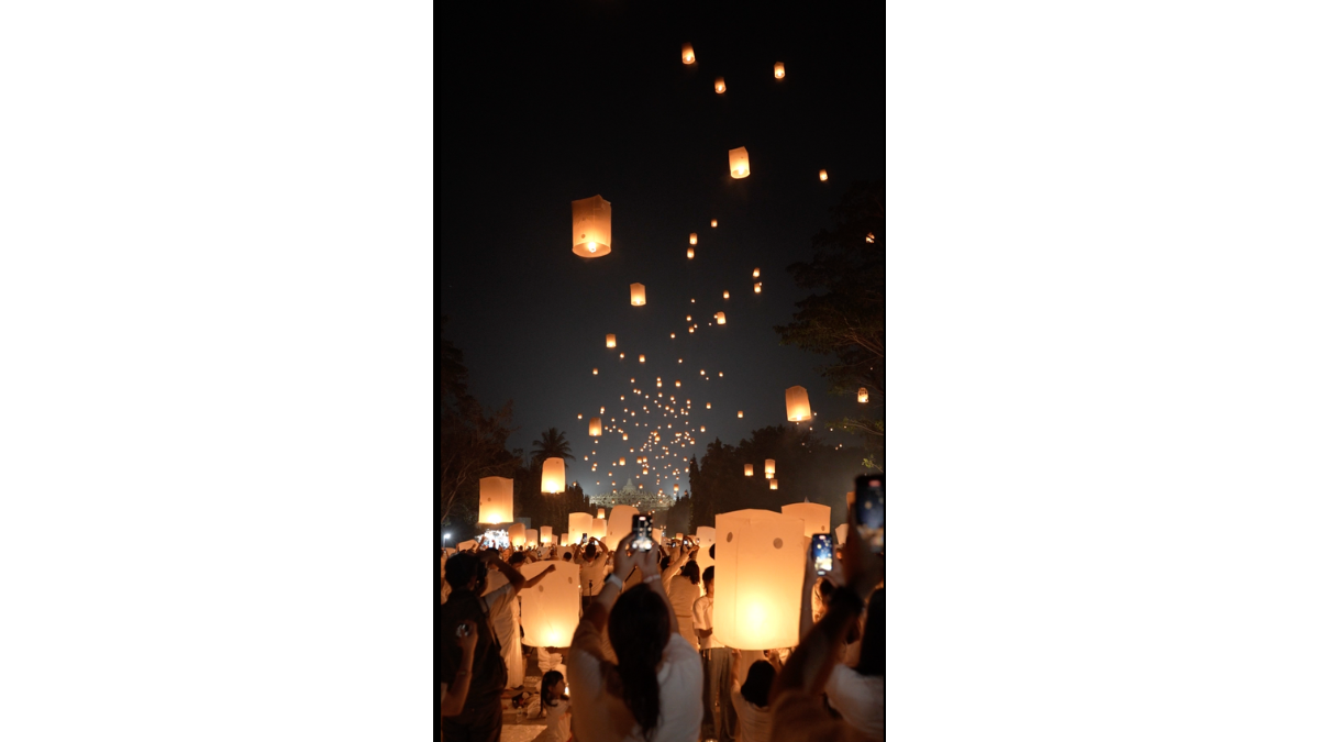 Pemandangan Candi Borobudur dihiasi cahaya lampion saat malam Waisak, menjadi daya tarik wisata spiritual dan budaya di Magelang.