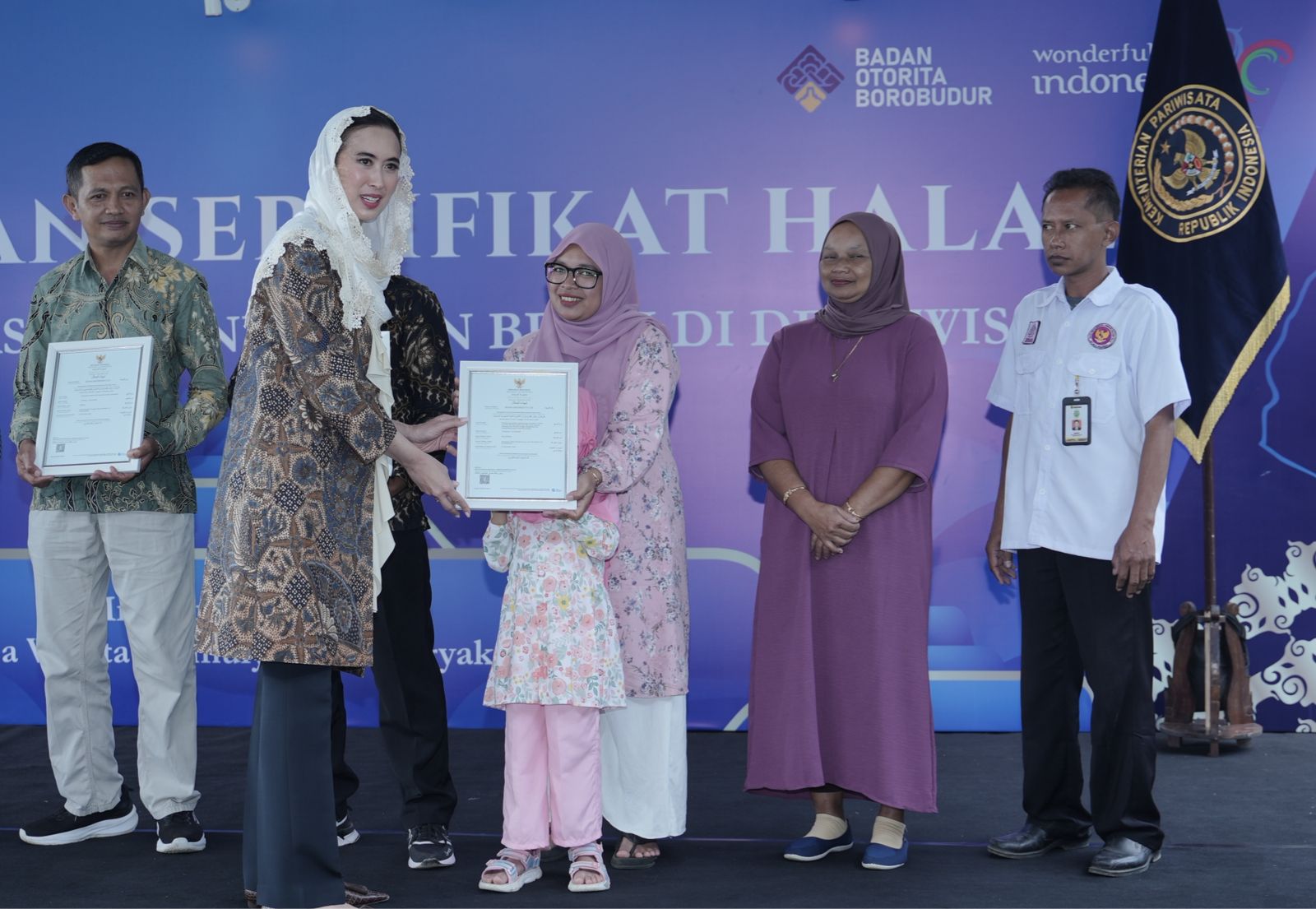 Menpar serahkan sertifikat halal 