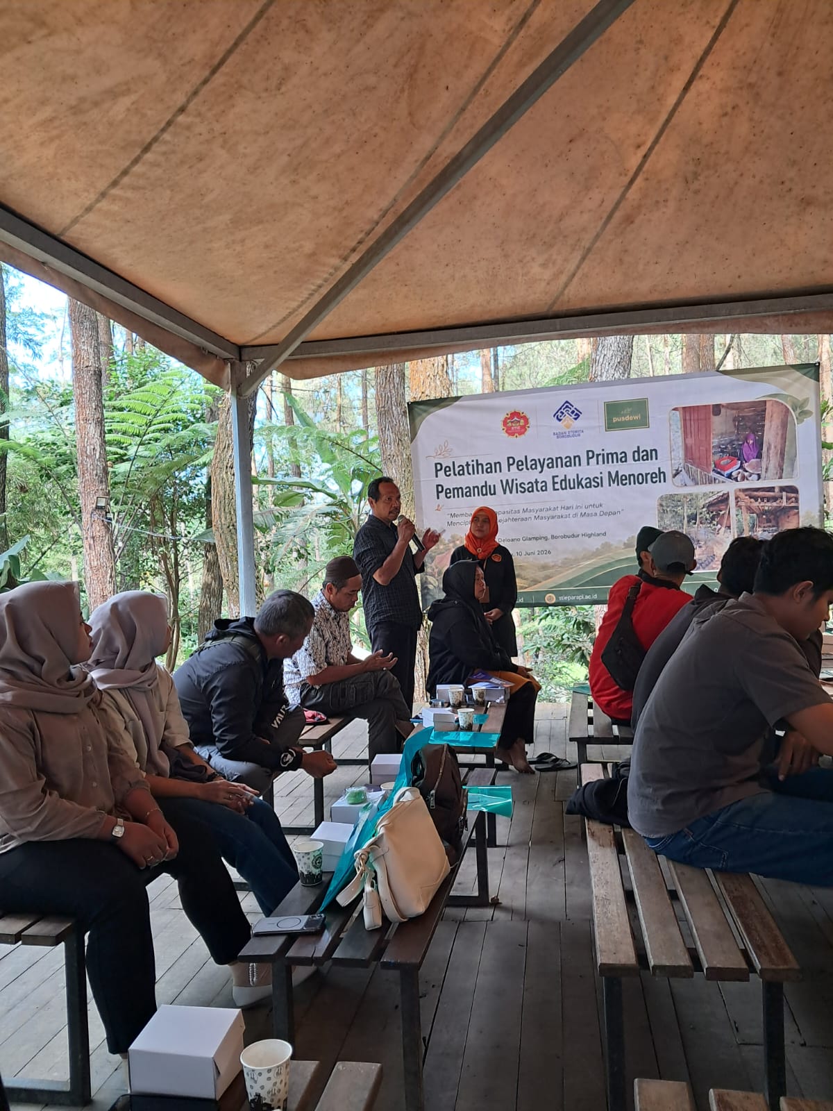 Peserta dari Kulon Progo menyimak pemaparan materi Service Excellence dalam pelatihan pelayanan prima pariwisata BPOB.