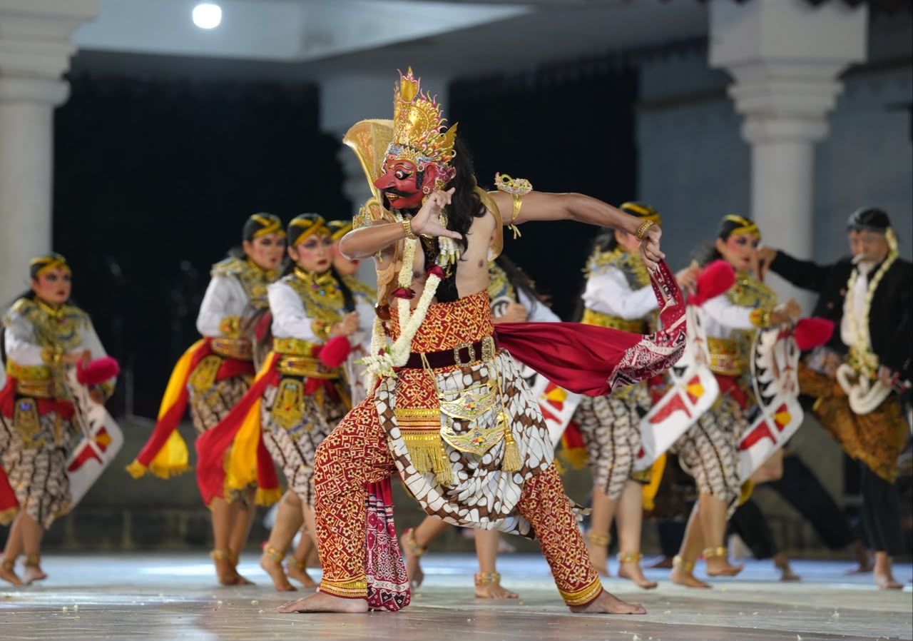 Penampilan memukau salah satu peserta dadak merak di Festival Nasional Reog Ponorogo 2026 yang dipadati ribuan penonton di Alun-alun Ponorogo.