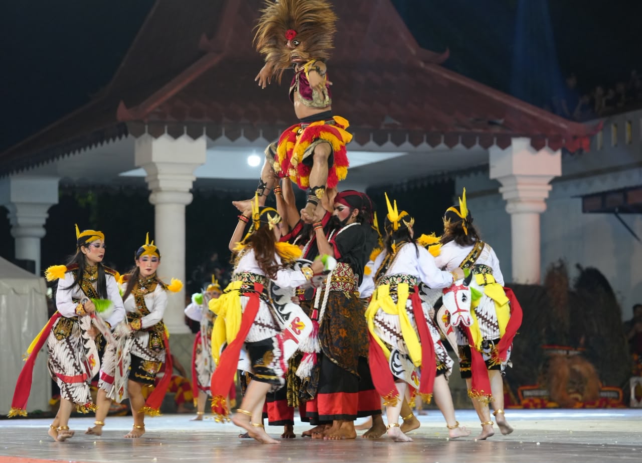 Kekompakan kelompok penari jathilan dan bujang ganong saat unjuk gigi dalam rangkaian kompetisi Festival Nasional Reog Ponorogo 2026.