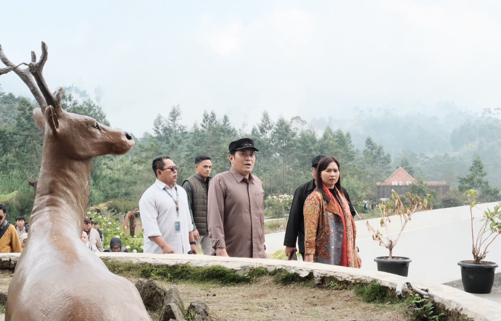 Plt Direktur Utama BPOB Yusuf Hartanto mendampingi Wamenpar RI meninjau tata kelola Kawah Sikidang.