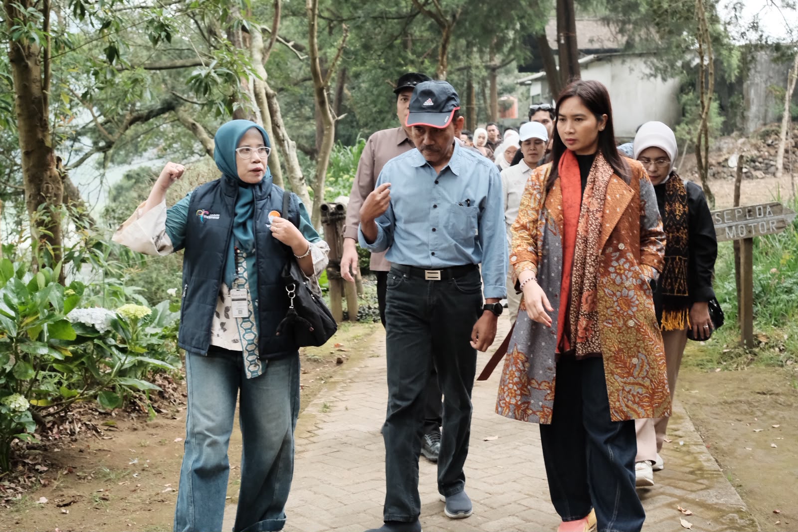 Wamenpar Ni Luh Puspa berdiskusi dengan Kepala Dinas Pariwisata Wonosobo mengenai mitigasi keselamatan wisata Dieng.