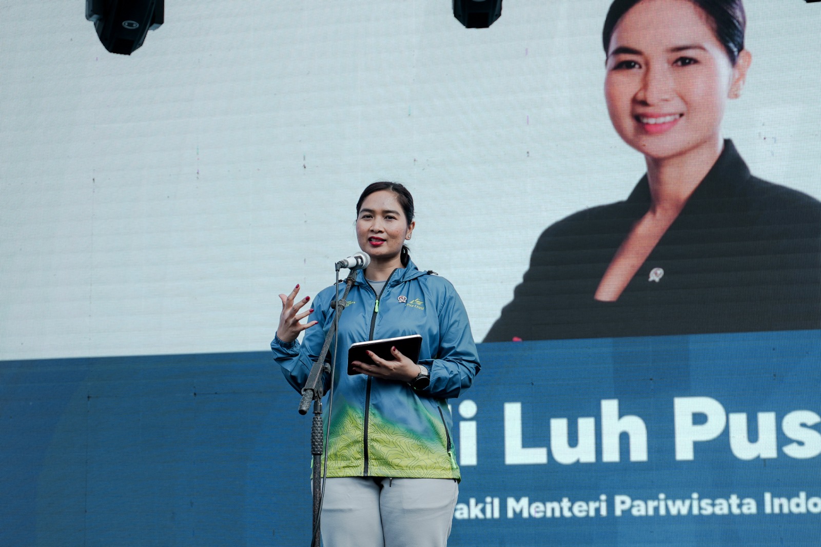 Wakil-Menteri-Pariwisata-Ni-Luh-Puspa-memberikan-sambutan-di-Dieng-Caldera-Race-2026