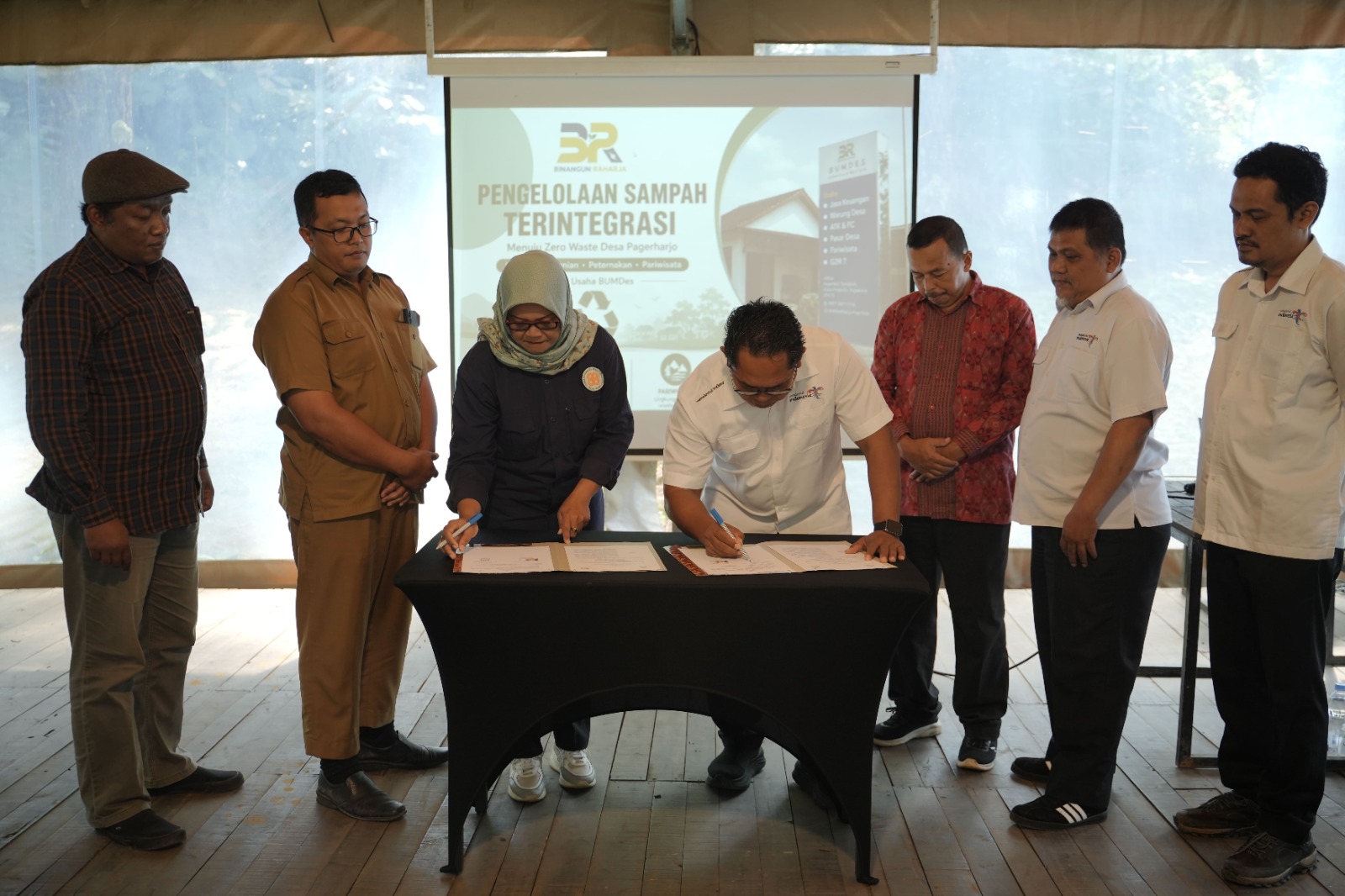 Plt. Direktur Utama BPOB Yusuf Hartanto dan Direktur BUMDesa Binangun Raharja Dhani menandatangani Perjanjian Kerja Sama.