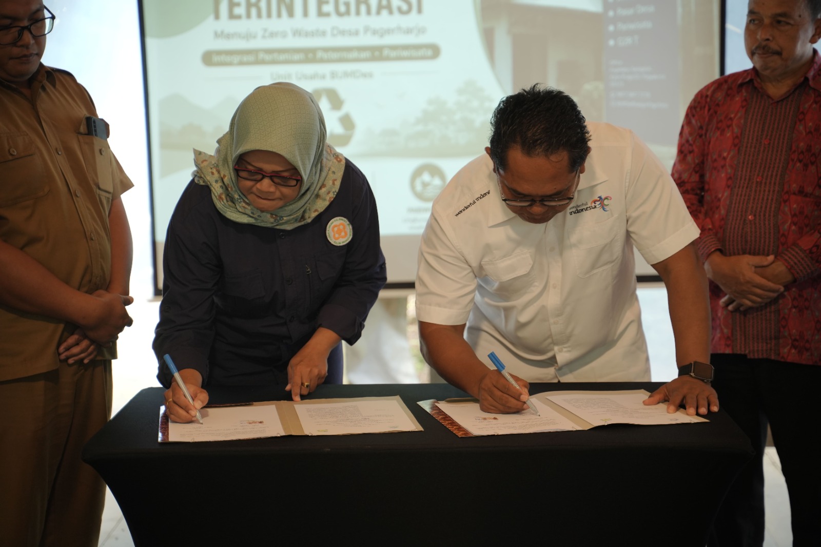 Plt. Direktur Utama BPOB Yusuf Hartanto dan Direktur BUMDesa Binangun Raharja Dhani menandatangani Perjanjian Kerja Sama.