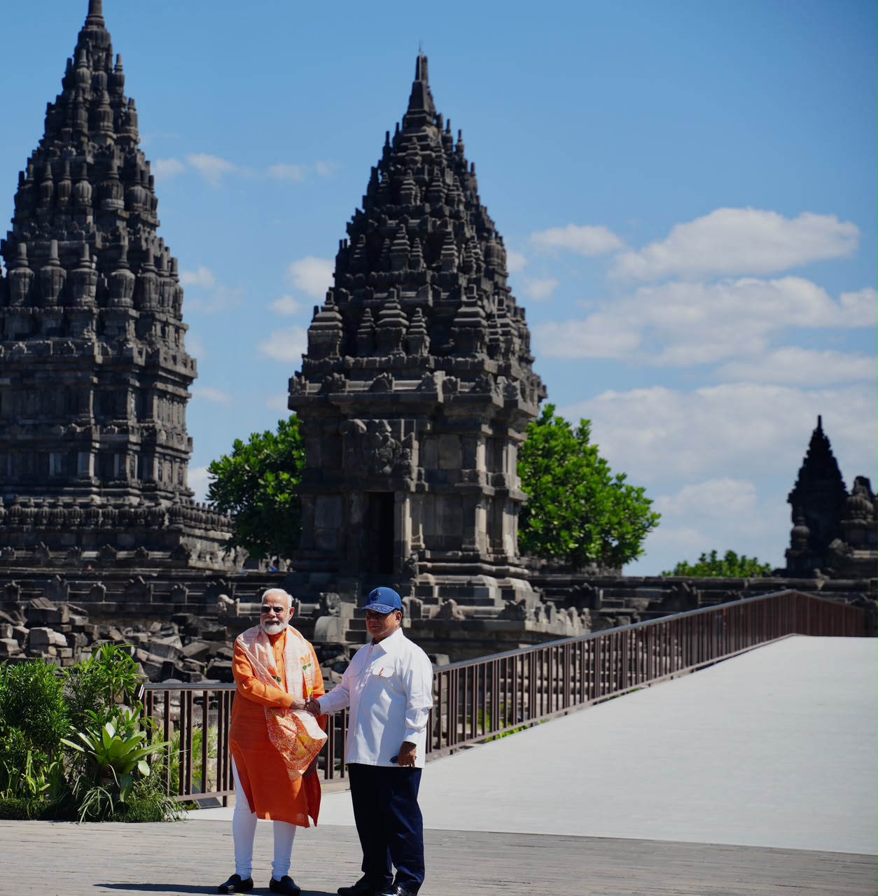Presiden Prabowo Subianto dan PM India Narendra Modi berjabat tangan di depan Candi Prambanan.