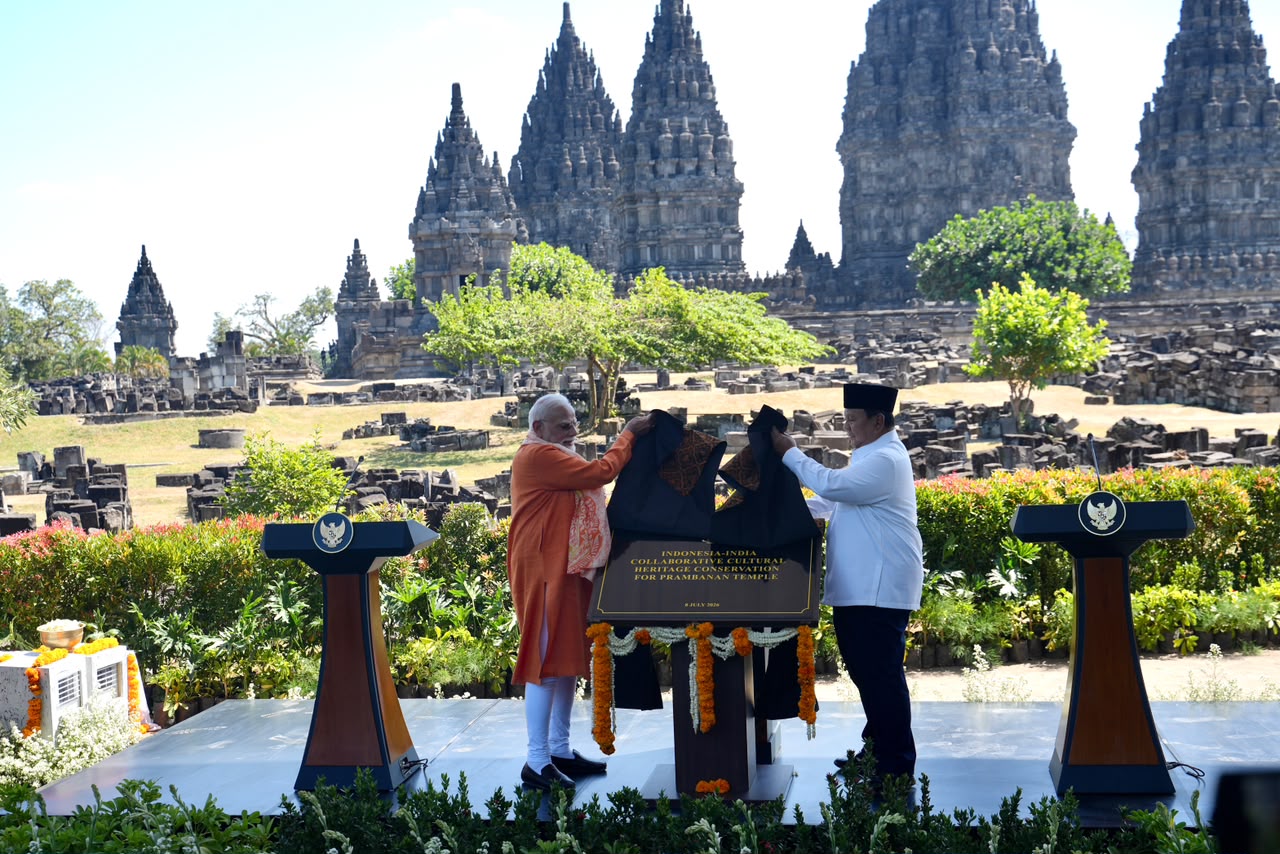 Penyingkapan prasasti kolaborasi konservasi Candi Prambanan oleh Presiden Indonesia dan PM India.