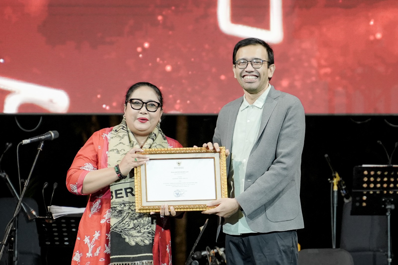 Direktur Pemasaran BPOB Harfiansa Bimatara menyerahkan Piagam Kharisma Event Nusantara 2026