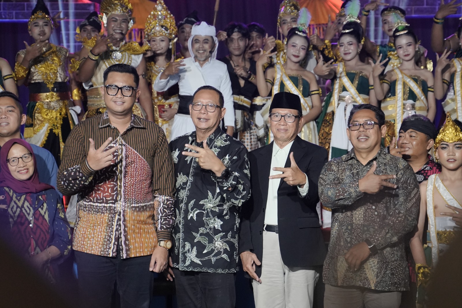 Sesi foto bersama para pejabat tinggi, tamu undangan, seniman, dan pemuda desa seusai peluncuran sendratari