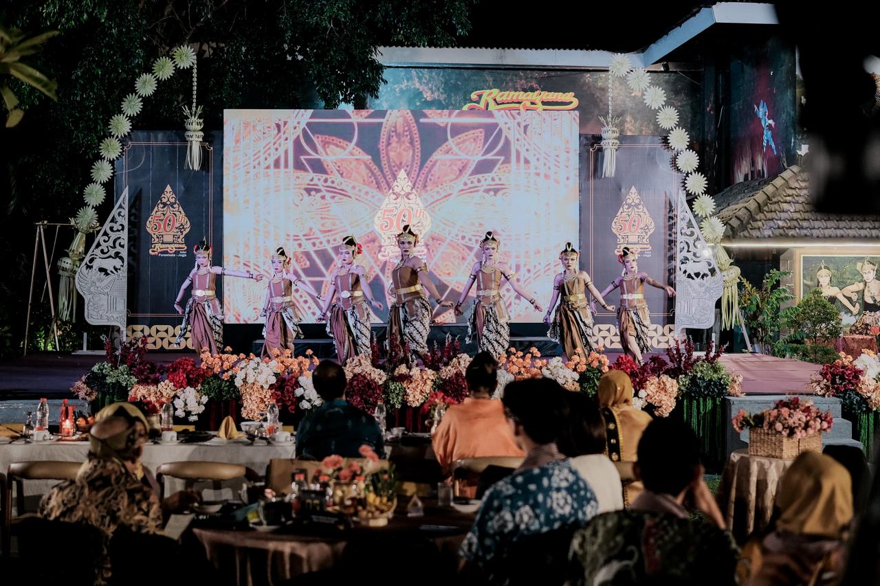 Suasana malam puncak perayaan HUT ke-50 Ramayana Ballet Purawisata bertajuk "Satkara Ratri" di Gazebo Garden, Yogyakarta.