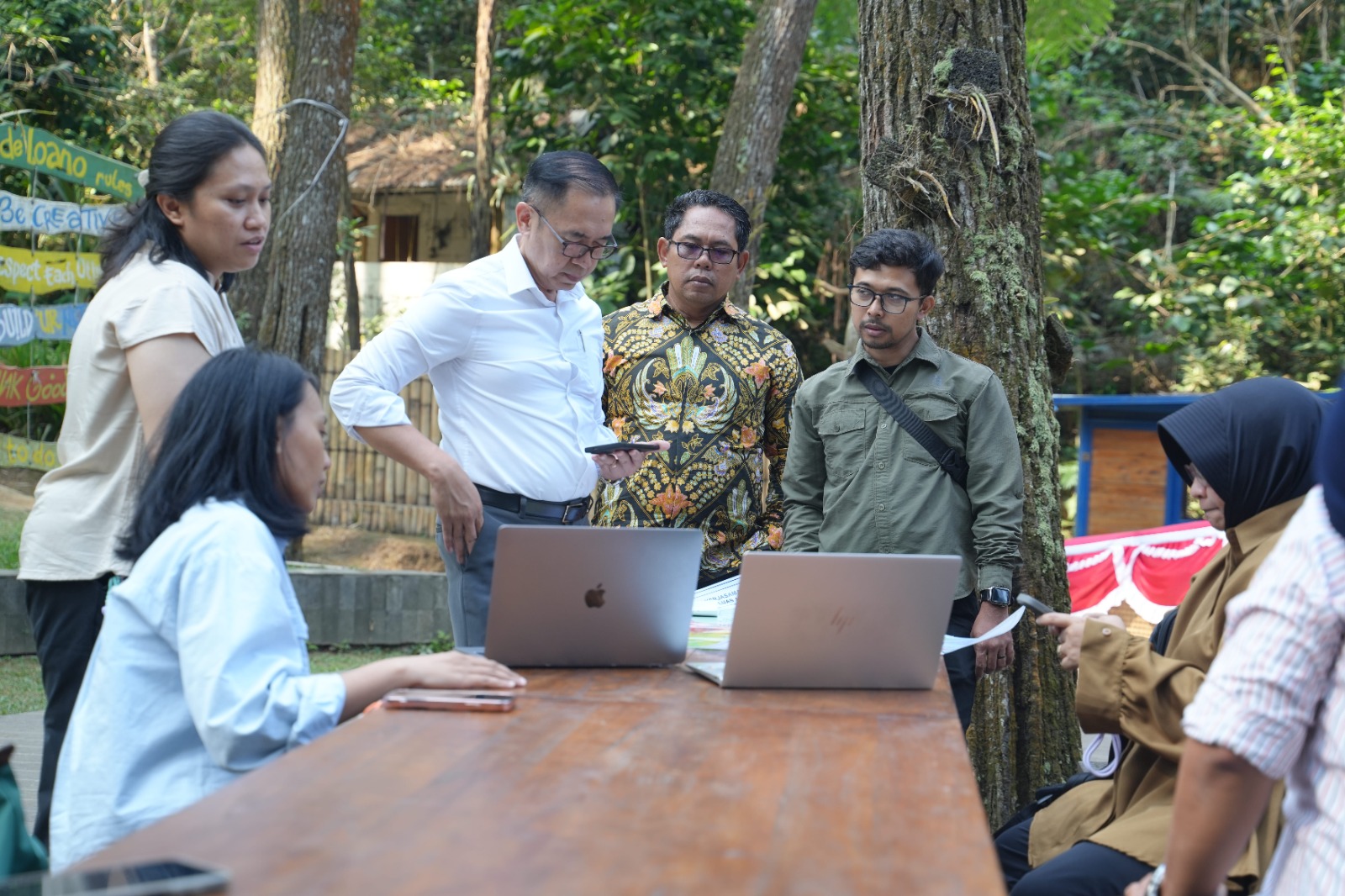 ajaran manajemen BPOB bersama perwakilan World Bank dan investor saat melakukan peninjauan langsung (site visit) titik area pembangunan di Borobudur Highland.