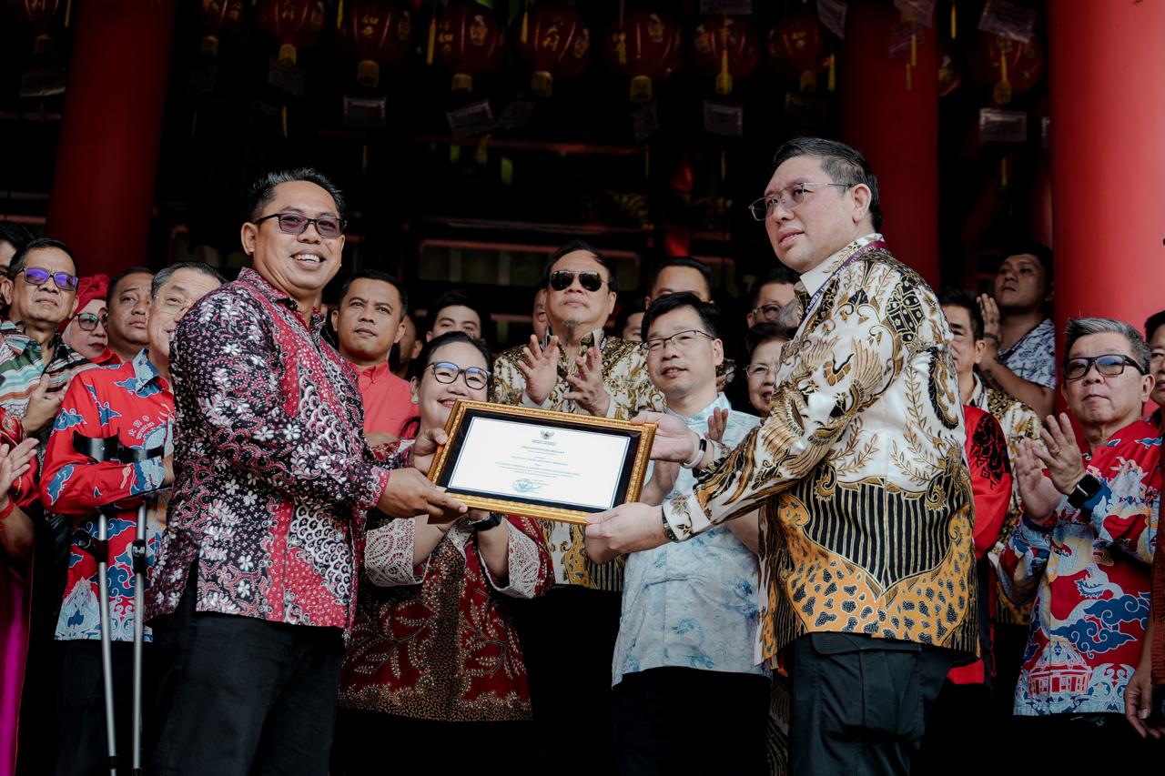 Penyerahan sertifikat Karisma Event Nusantara 2026 oleh Plt. Direktur Utama BPOB Yusuf Hartanto kepada Ketua Yayasan Sam Poo Kong.