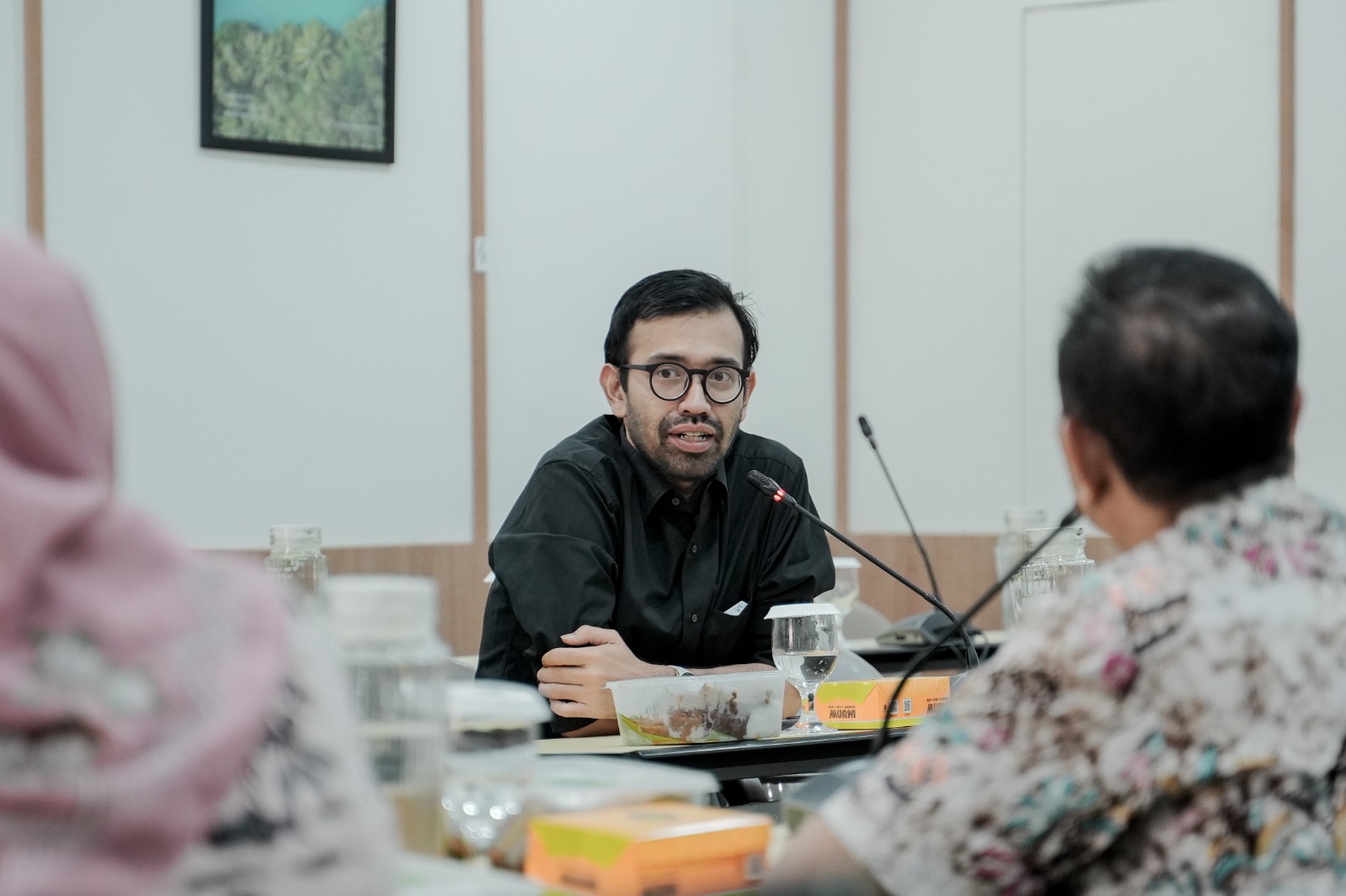 Direktur Pemasaran BPOB sedang memaparkan materi strategis dalam forum audiensi bersama Bapperida Kabupaten Pati di Kantor BPOB Yogyakarta.