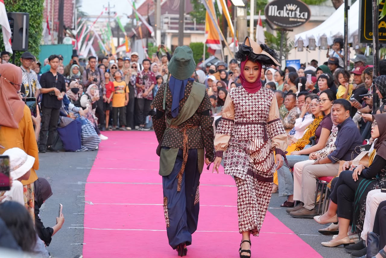 Model mengenakan busana batik kontemporer karya desainer muda di catwalk terbuka Fashion on The Street Prawirotaman 2026.