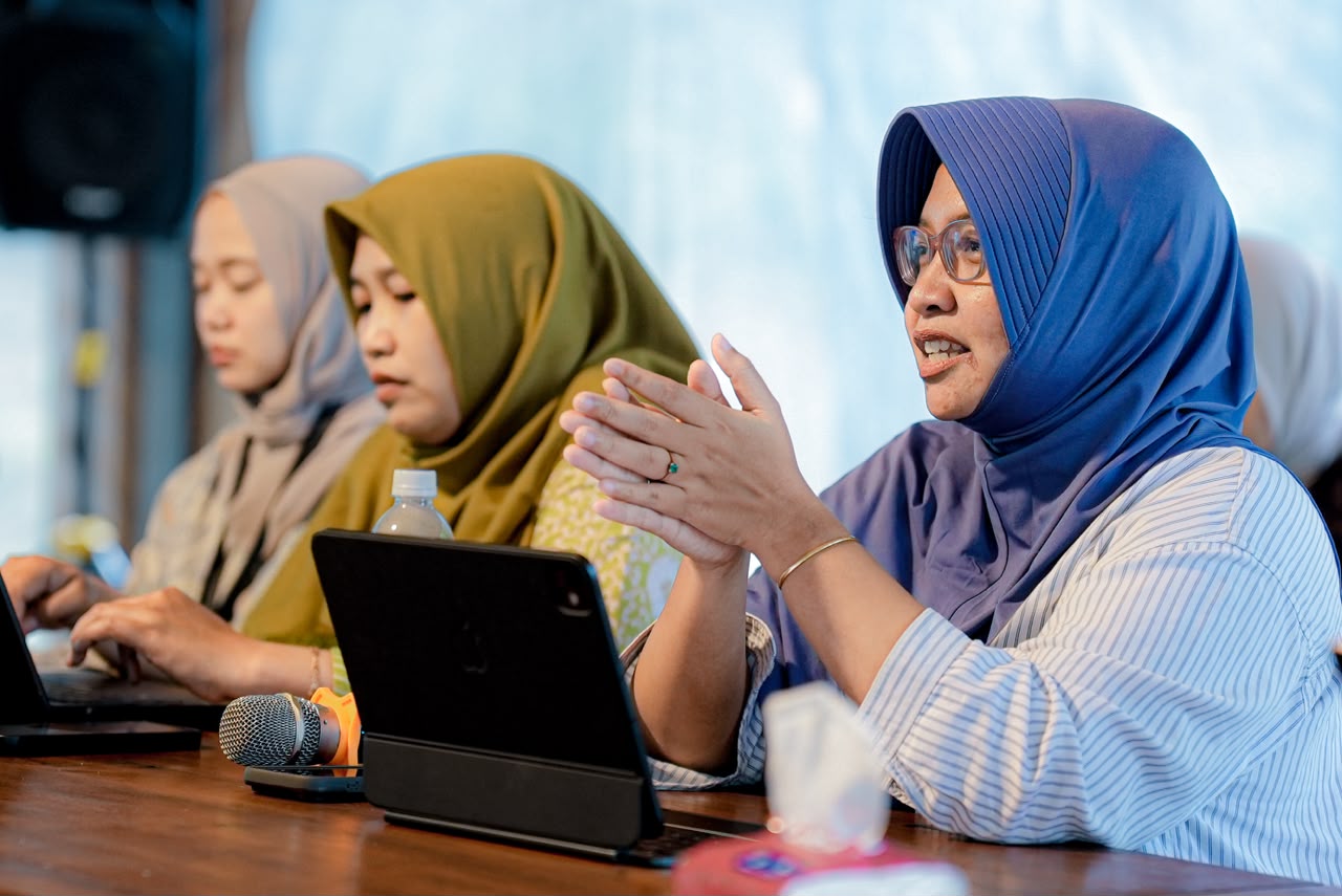 Plt. Direktur Industri Pariwisata dan Kawasan Kreatif (IPKK) BPOB, Novita, saat memberikan pemaparan dalam pertemuan koordinasi perpajakan daerah.